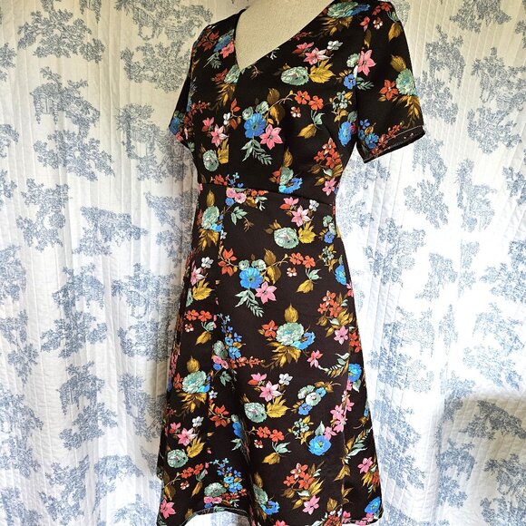 Size M Short Sleeve Knee Length Dress Vintage Fabric - Picture 4 of 10